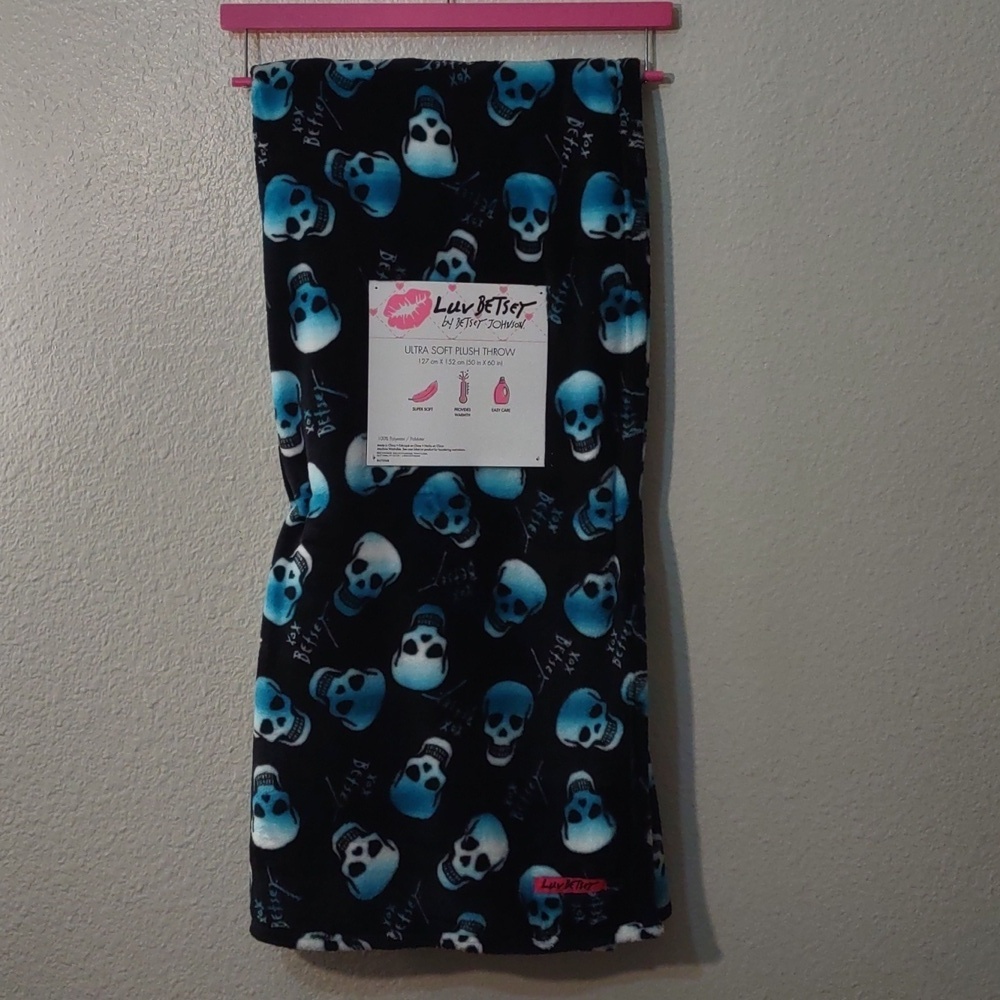 NWT LUV BETSEY OMBRE BLUE TO WHITE 100% POLYESTER 50X60IN ULTRA SOFT PLUSH THROW